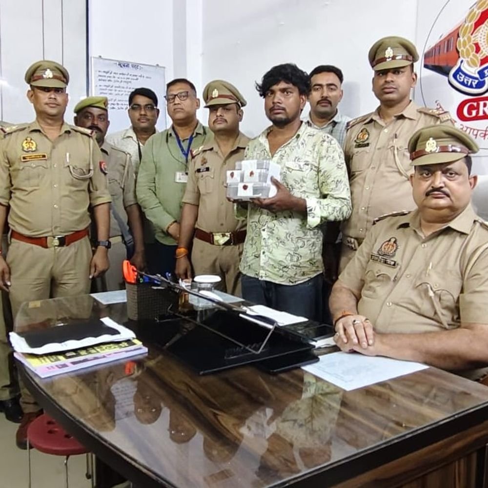 प्रयागराज में 10 हजार का इनामी चोर गिरफ्तार:जीआरपी ने पकड़ा, 17 मुकदमे दर्ज; तीन मोबाइल बरामद, 2025 में इनाम हुआ था घोषित