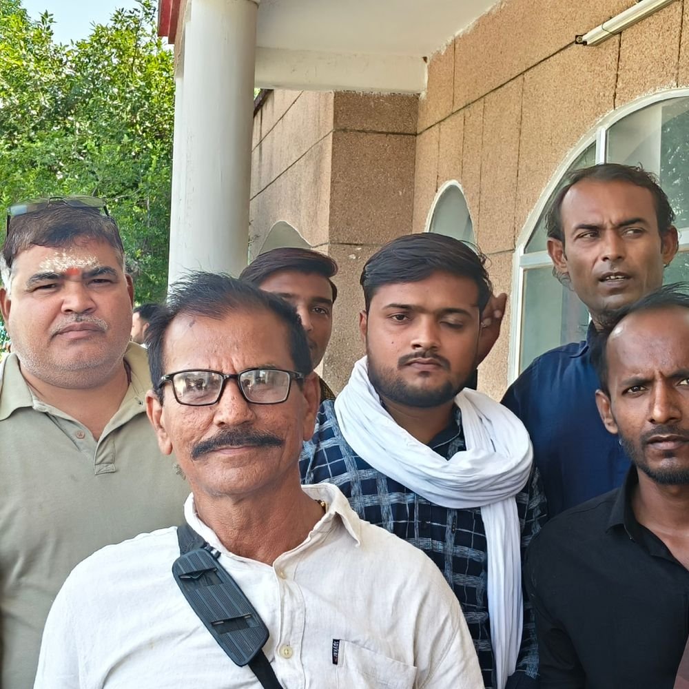 चित्रकूट में कच्ची सड़क से ग्रामीण परेशान:डीएम कार्यालय पहुंचकर शिकायत, वाहन फंसने से होती है परेशानी