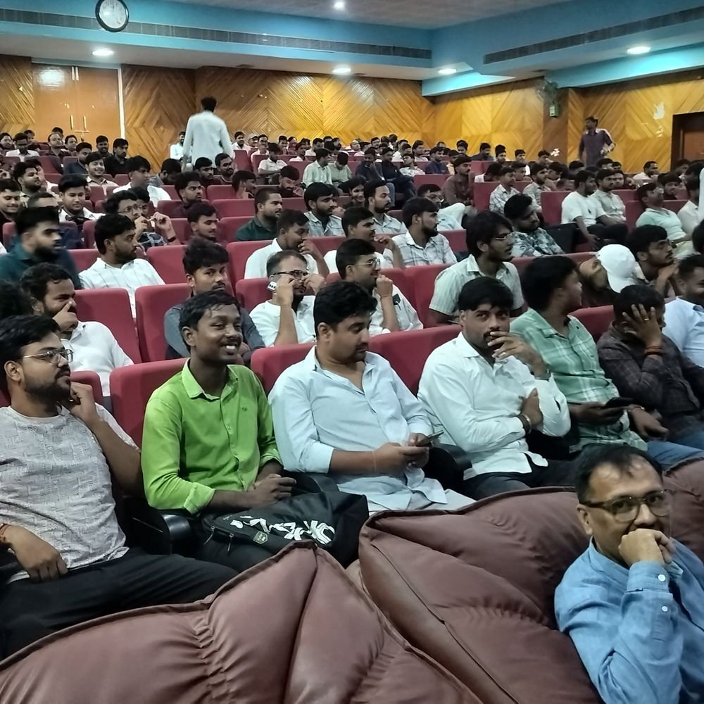 कृषि विश्वविद्यालय अयोध्या में 300 छात्रों को मिले हेलमेट:बाइक-स्कूटी चलाने वाले 300 छात्रों को हेलमेट, सड़क सुरक्षा के बताए नियम