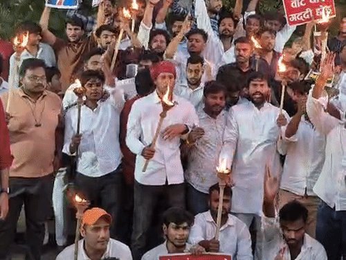 प्रयागराज में समाजवादी छात्र सभा ने निकाली मशाल यात्रा:छात्रसंघ भवन से कंपनी गार्डेन तक विरोध प्रदर्शन किया, फॉर्म-6 बहाली की मांग