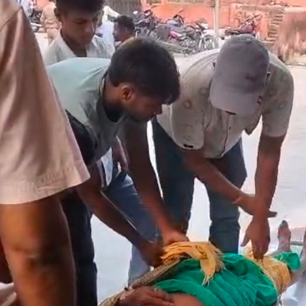 लिट्टी-सब्जी खाने के बाद 49 महिलाओं की तबीयत बिगड़ी:उल्टी-पेट दर्द की शिकायत पर जिला अस्पताल में भर्ती, दो की हालत गंभीर