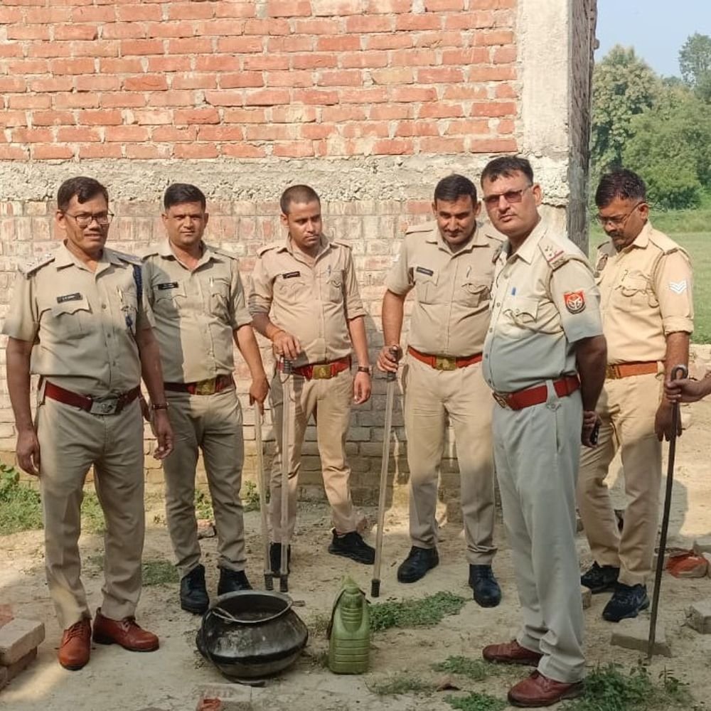 आबकारी विभाग ने अवैध शराब के खिलाफ चलाया अभियान:बिधूना में 15 लीटर कच्ची शराब मिली, 800 किलो लहन नष्ट किया गया