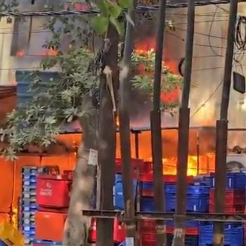 गाजियाबाद के इंदिरापुरम में भीषण आग लगी:ऑनलाइन ग्रासरी वेवसाइट के गोदामों में सिलेंडर फटने से मचा हड़कंप