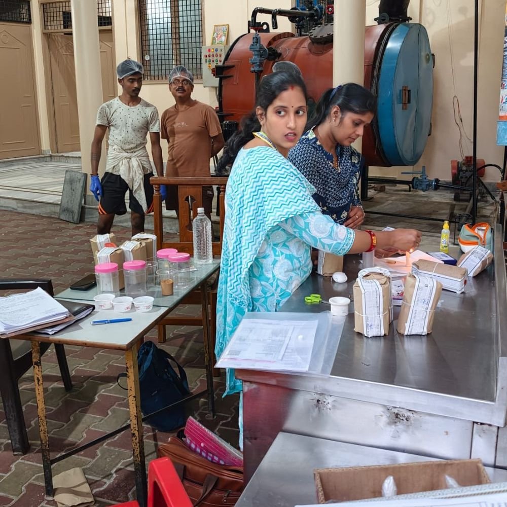 प्रयागराज में बर्फी, रसगुल्ला, पनीर आदि के 13 सैम्पल लिए:मिठाई की सात दुकानों में छापेमारी, अमृत स्वीट्स की बेकरी बंद कराई