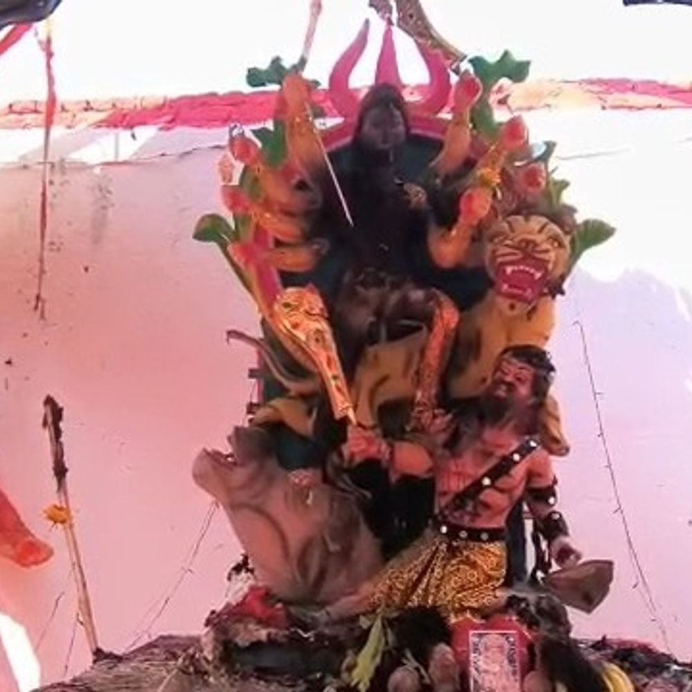 गोंडा में दुर्गा पूजा पंडाल में मारपीट और आगजनी:3 लोग घायल, 2 मेडिकल कॉलेज रेफर; पीड़ितों ने लगाया मूर्ति जलाने और लाठी-डंडों से पीटने का आरोप