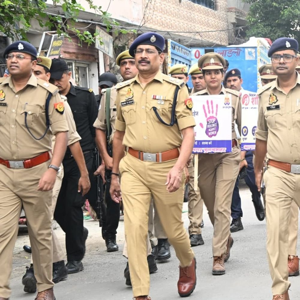 बुलंदशहर में मिशन शक्ति के तहत पुलिस का पैदल मार्च:महिलाओं और बेटियों को सुरक्षा का संदेश दिया, एसएसपी ने खुद किया नेतृत्व