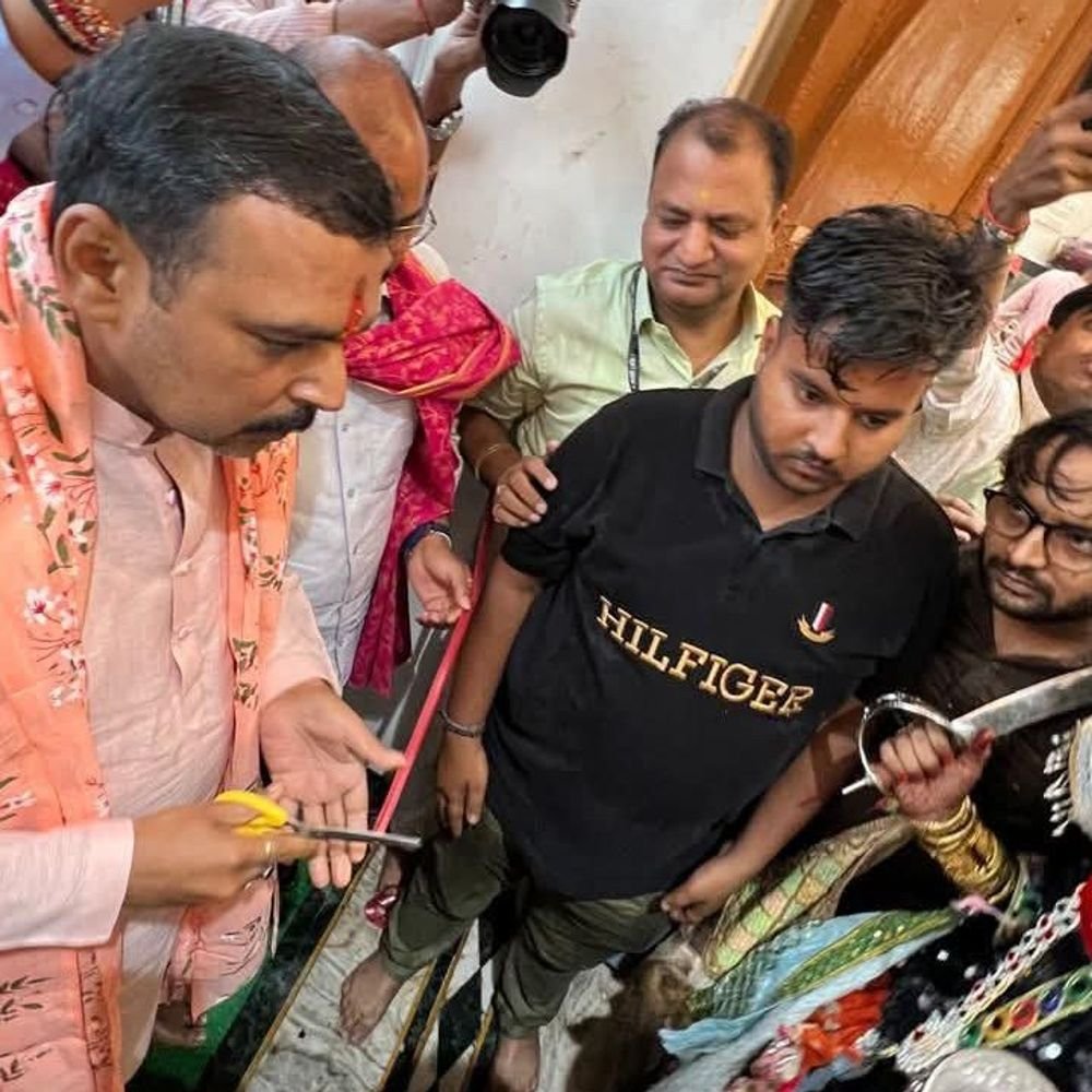 मां महाकाली की शोभायात्रा निकली:फतेहगंज में श्रद्धालुओं ने किया स्वागत