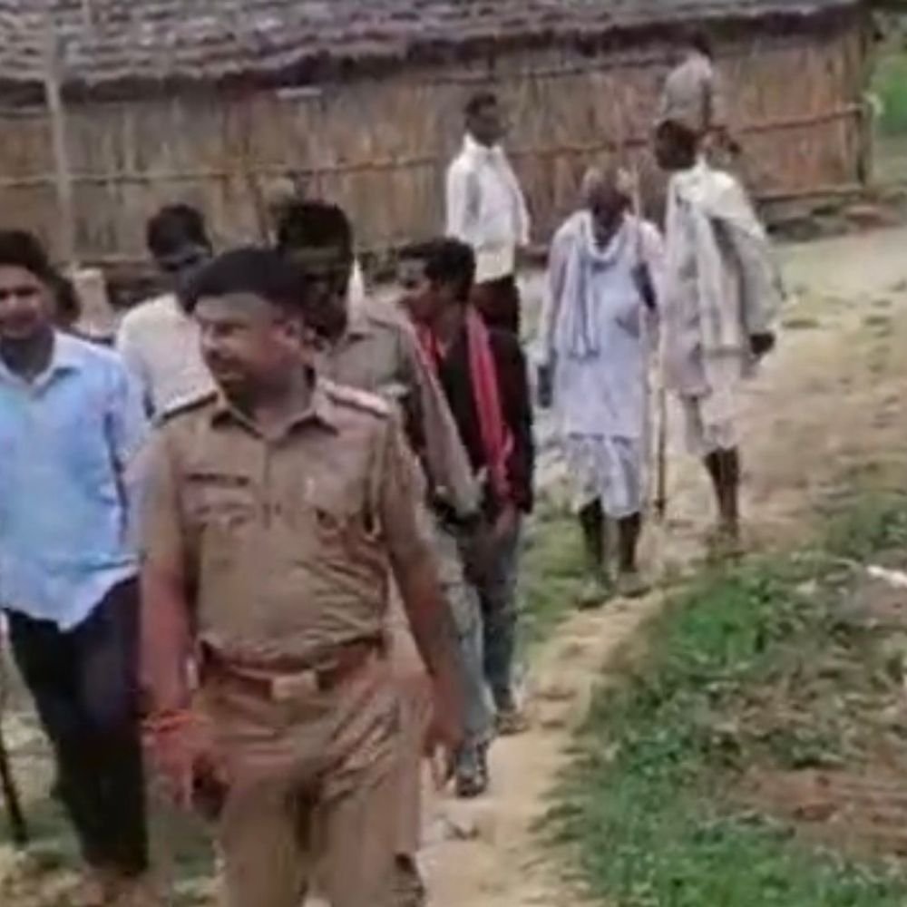 बाराबंकी में खेतों में घूमता दिखा तेंदुआ:50 दिन से तेंदुए की दहशत, ग्रामीणों में फैली दहशत; 18 सेकंड का वीडियो वायरल