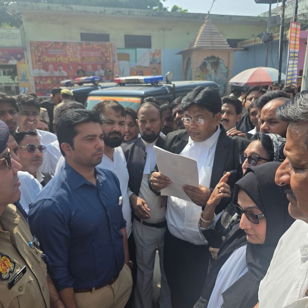 संभल में वकीलों का प्रदर्शन, प्रोटेक्शन एक्ट की मांग:पश्चिमी यूपी में हाईकोर्ट बेंच की स्थापना और दुर्व्यवहार करने वालों पर कार्रवाई की मांग