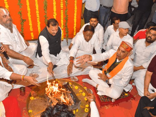 मोदी की दीर्घायु की कामना के लिए जली अखंड ज्योति:सांसद ने यज्ञ-हवन कर किया समापन, बोले- देश में सुख-समृद्धि और जनकल्याण की प्रार्थना की