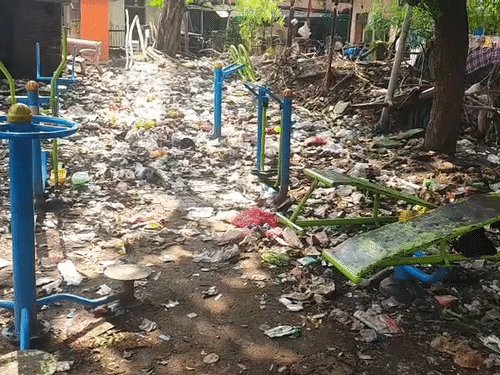 कानपुर में अंबेडकर पार्क में ओपन जिम कूड़े से पटा:क्षेत्रीय बोले- पार्क अब बीमारी का घर बन गया, कमीशनखोरी में लगाए झूले