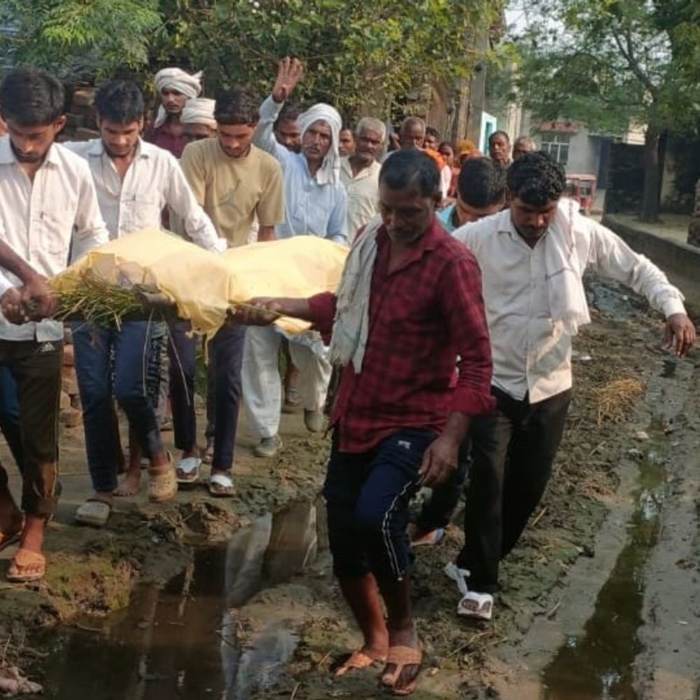 संभल में 15 दिन में दो भाइयों की मौत:डेढ़ किमी कीचड़ भरे रास्ते से गुजरी शवयात्रा, शिकायतों के बाद भी नहीं बनी सड़क