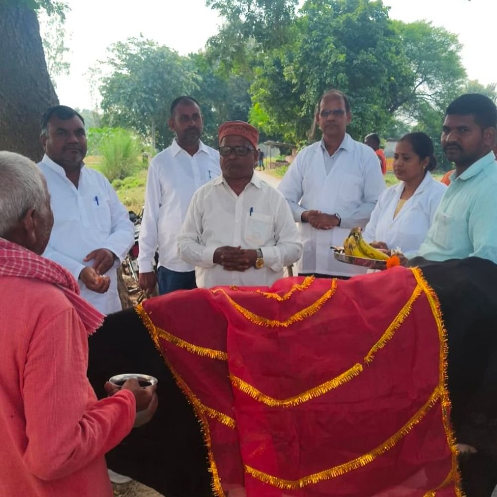 मनियापार मोहरा में पशु आरोग्य मेला:निशुल्क उपचार व दवा वितरण, कृत्रिम गर्भाधान टीकाकरण संबंधी मिली जानकारी