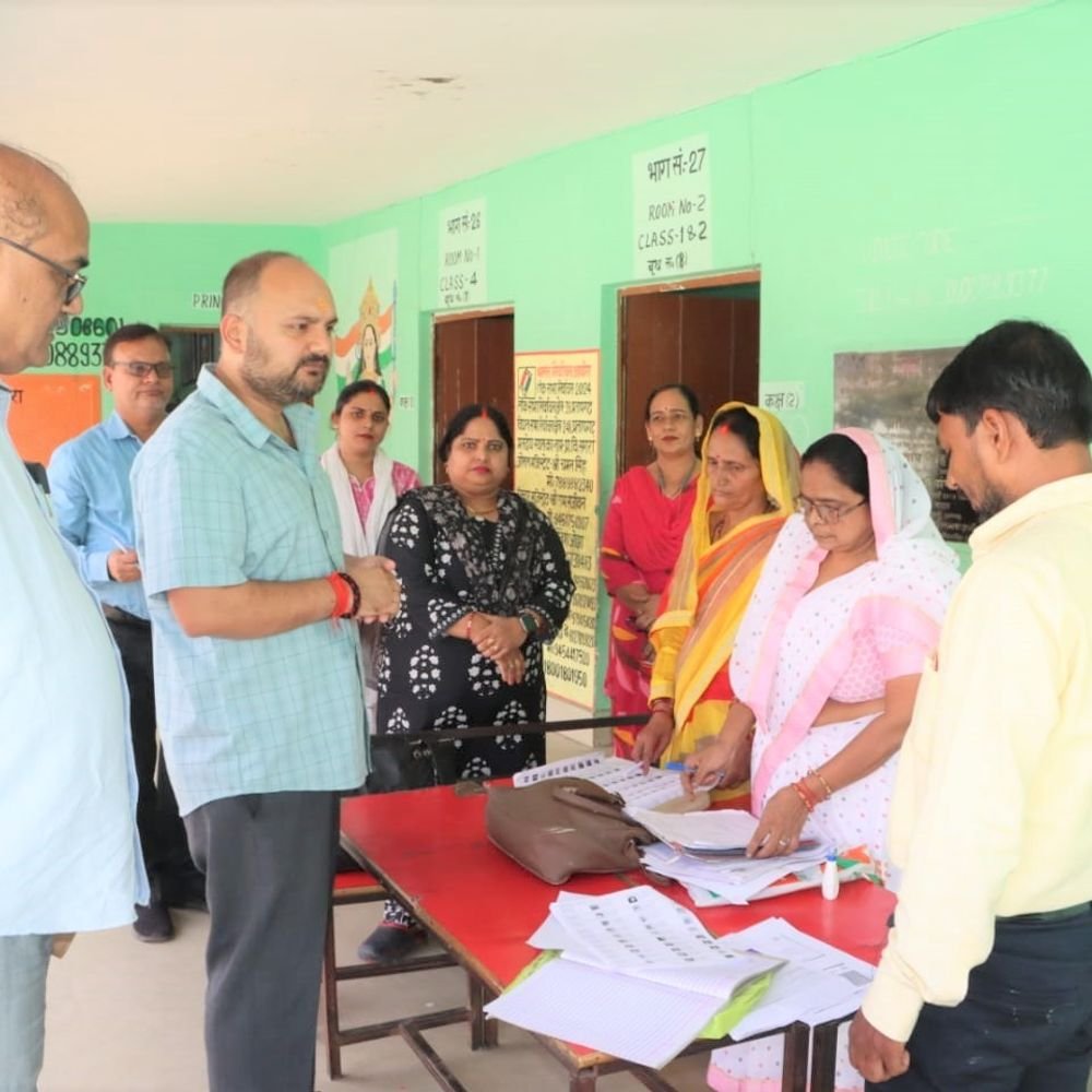 प्रतापगढ़ में डीएम ने 6 बूथों का किया निरीक्षण:पात्र मतदाताओं के नाम जोड़ने के निर्देश, कोई पात्र वंचित न रहे