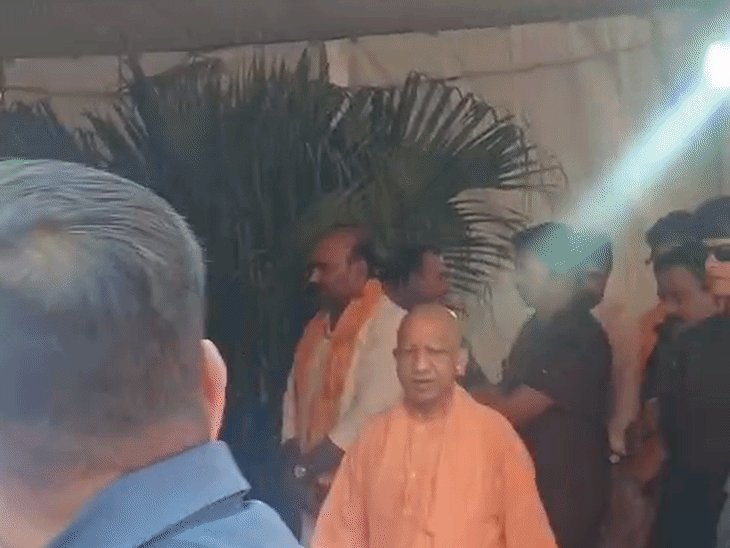 सीएम योगी ने हरीश द्विवेदी की मां को श्रद्धांजलि दी:बस्ती में निधन पर दुख जताया, कार्यक्रम में भाजपा के वरिष्ठ नेता भी पहुंचे