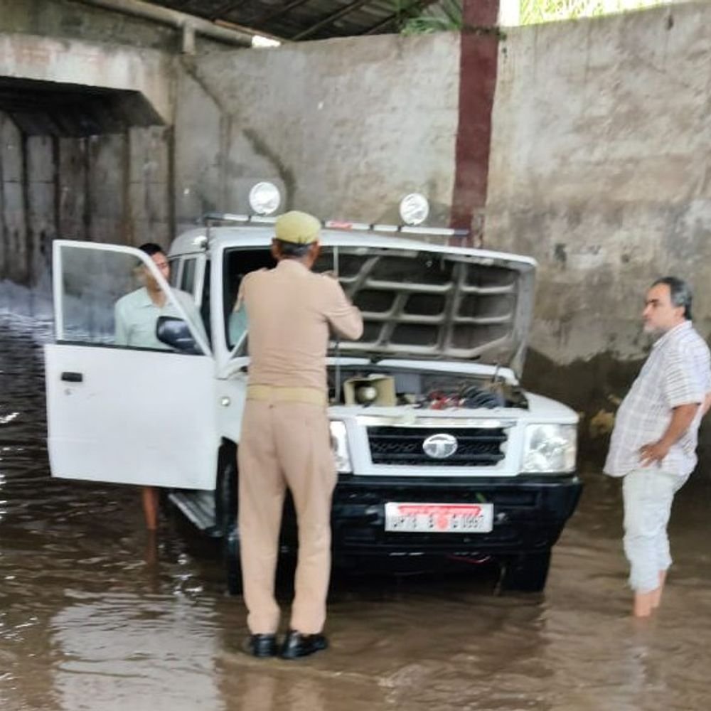 कानपुर में अंडरपास के पानी में फंसी डीडीओ की गाड़ी:निरीक्षण कर लौट रहे थे, अंडरपास के नीचे भरे पानी में गाड़ी बंद हो गई
