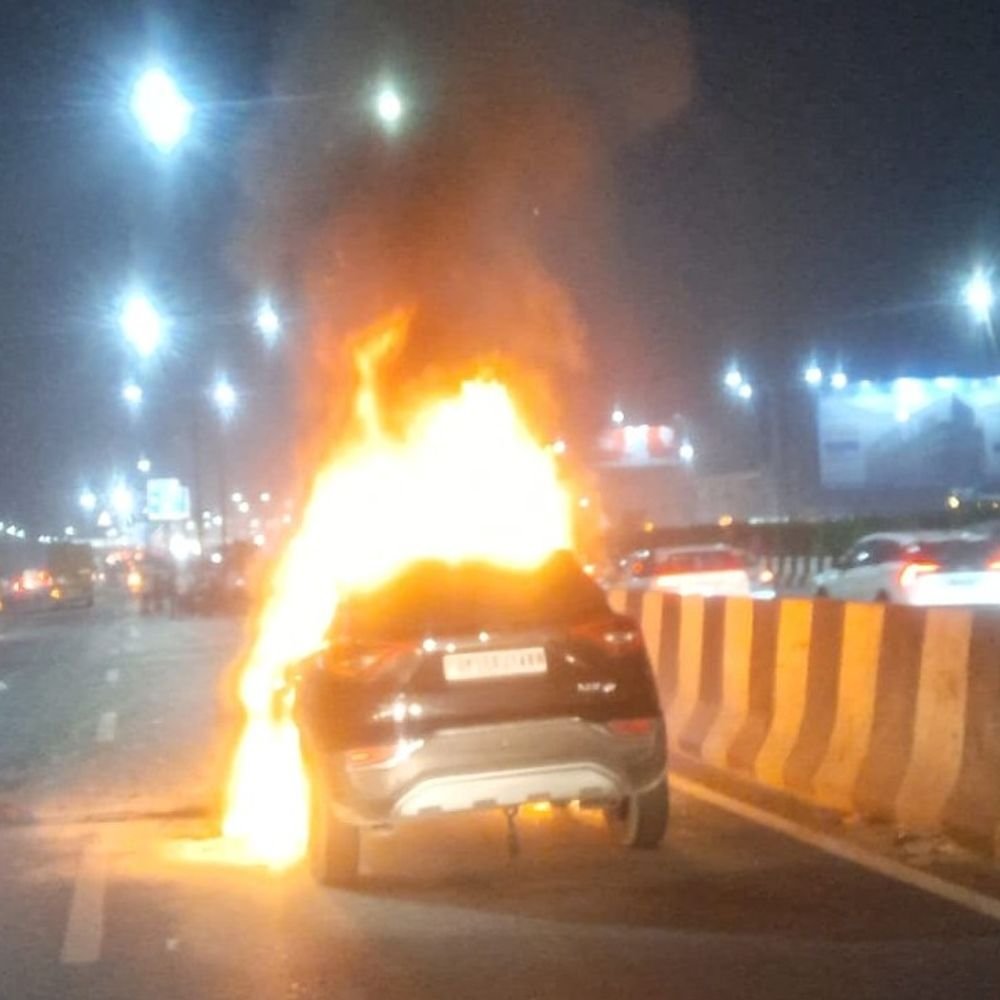 गाजियाबाद में XUV 300 में लगी भीषण आग:आग की लपटें उठीं तो दिल्ली- मेरठ एक्सप्रेस पर वाहन रुके, दमकल ने आग पर काबू पाया