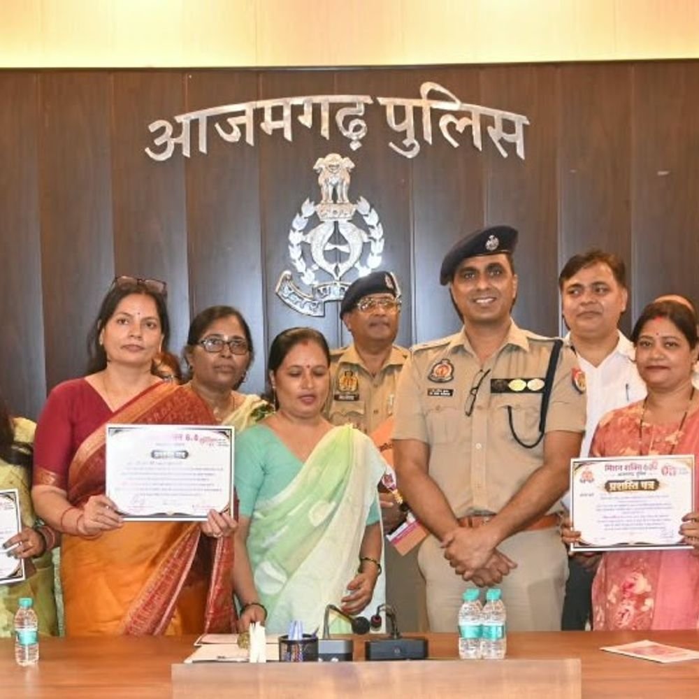मिशनशक्ति अभियान के तहत 100 से अधिक महिलाओं का सम्मान:आजमगढ़ पुलिस लाइन में डीआईजी और एसएसपी ने किया सम्मानित