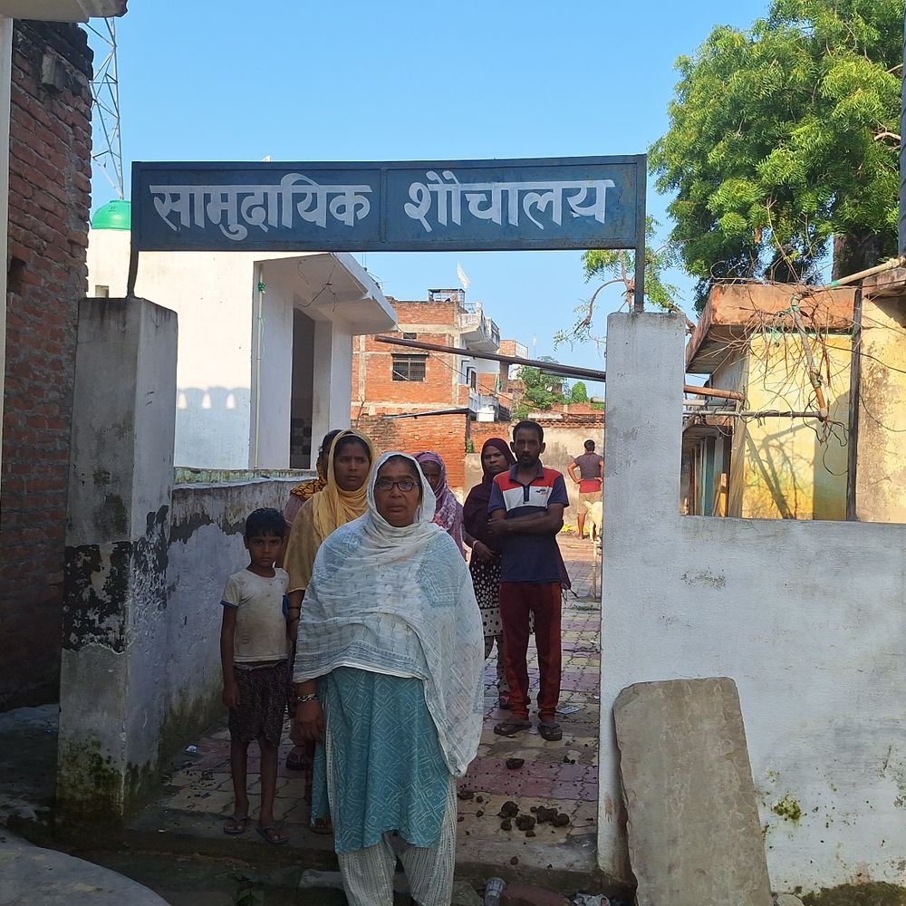 ओडीएफ वार्ड में सामुदायिक शौचालय बदहाल:महिलाएं और बच्चे रेलवे ट्रैक पर शौच जाने को मजबूर