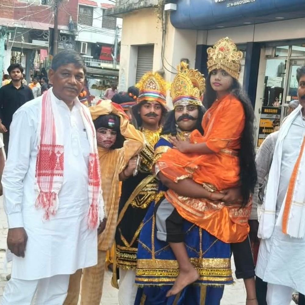मऊ में रामलीला का मंचन:कलाकारों ने मारीच के आगमन और रावण द्वारा सीता हरण की लीला प्रस्तुत की