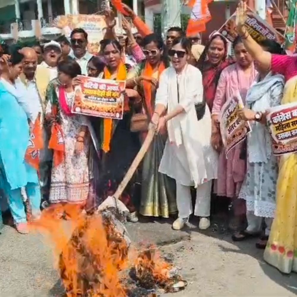 छात्राओं की शिकायत पर बर्खास्त कांग्रेस सांसद का पुतला फूंका:प्रतापगढ़ में भाजपा महिला मोर्चा ने कांग्रेस कार्यालय के सामने किया प्रदर्शन