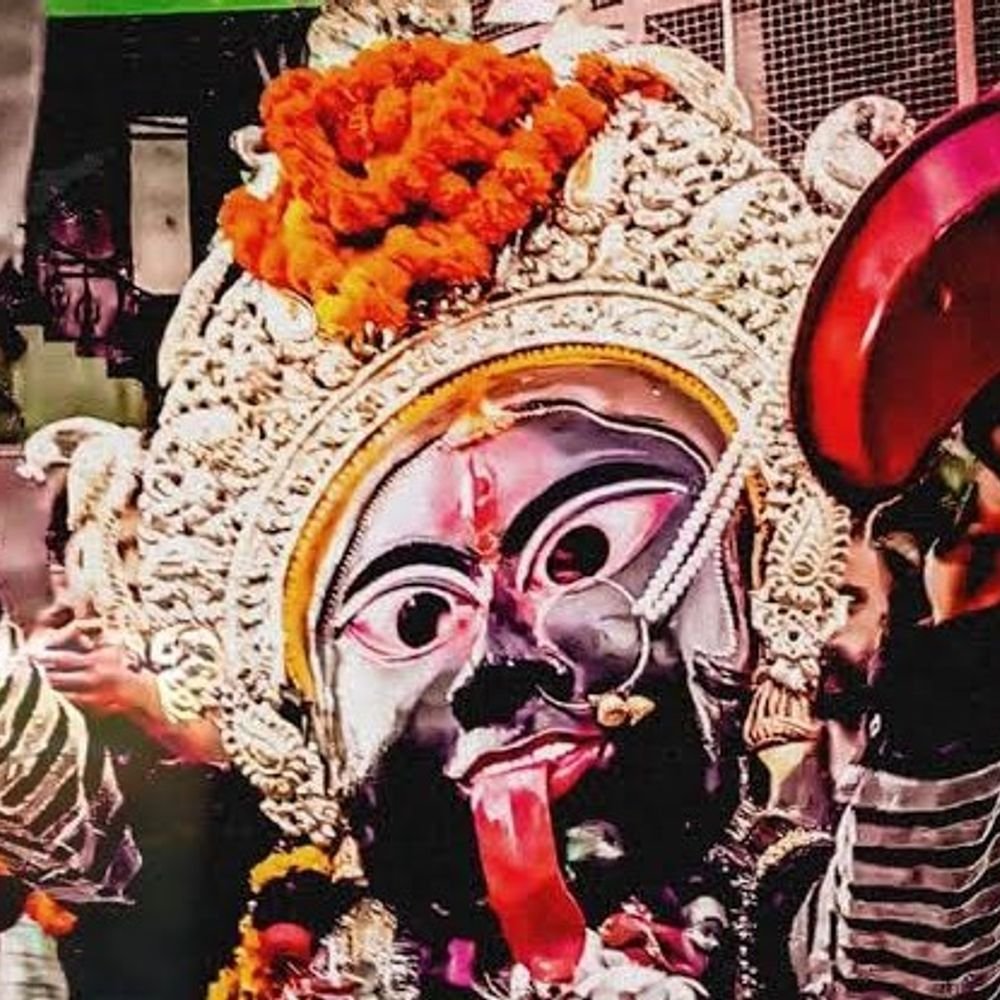प्रयागराज में मां काली का रौद्र स्वरूप निकला:खप्पर, मुंडमाला और भुजाली के साथ दर्शन को देर रात तक डटे रहे श्रद्धालु