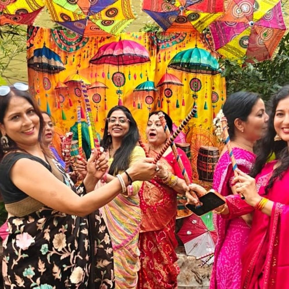 लखनऊ के एपी सेन कॉलेज में नवरात्रि पर भजन-डांडिया:छात्राओं ने भजनों की प्रस्तुति दी, पारंपरिक परिधानों में किया डांडिया