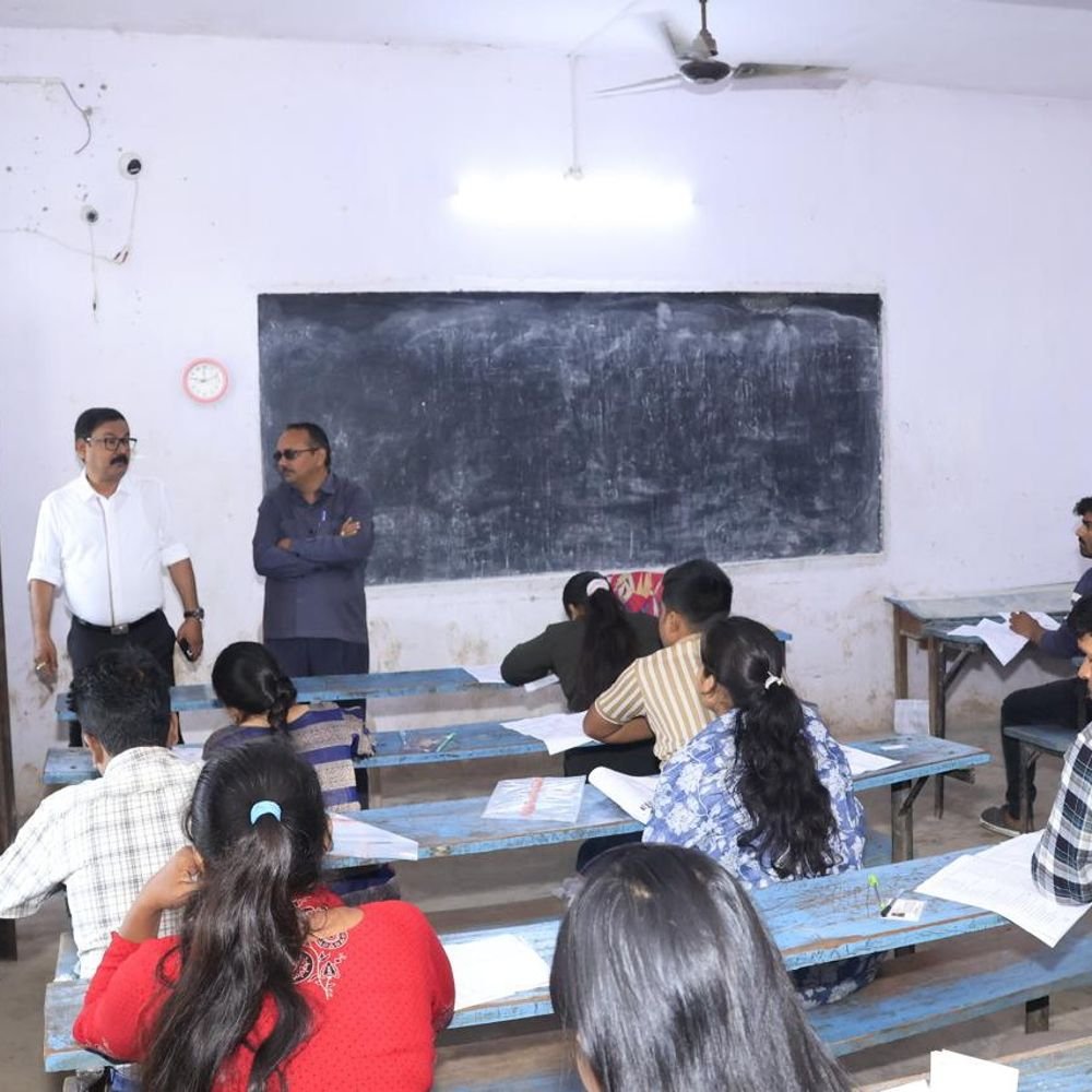 बरेली में जिलाधिकारी ने PET परीक्षा केंद्रों का निरीक्षण किया:निष्पक्ष और पारदर्शी परीक्षा के लिए अधिकारियों को दिए जरूरी निर्देश
