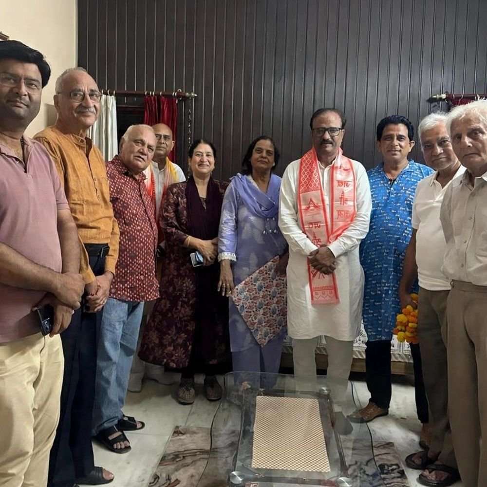 इंदिरा नगर में चाय पर चर्चा:आरडब्ल्यूए बैठक में कॉलोनीवासियों ने गिनाईं समस्याएं