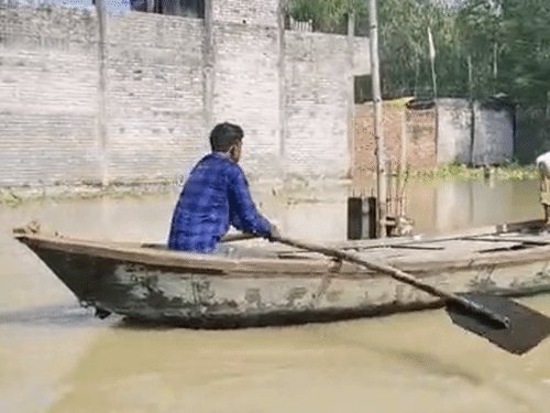 उन्नाव में नदी का पानी 12 गांवों में घुसा:लखनऊ के निचले इलाकों में 5 फीट तक पानी भरा, गोंडा में 25 हजार की आबादी बाढ़ में फंसी