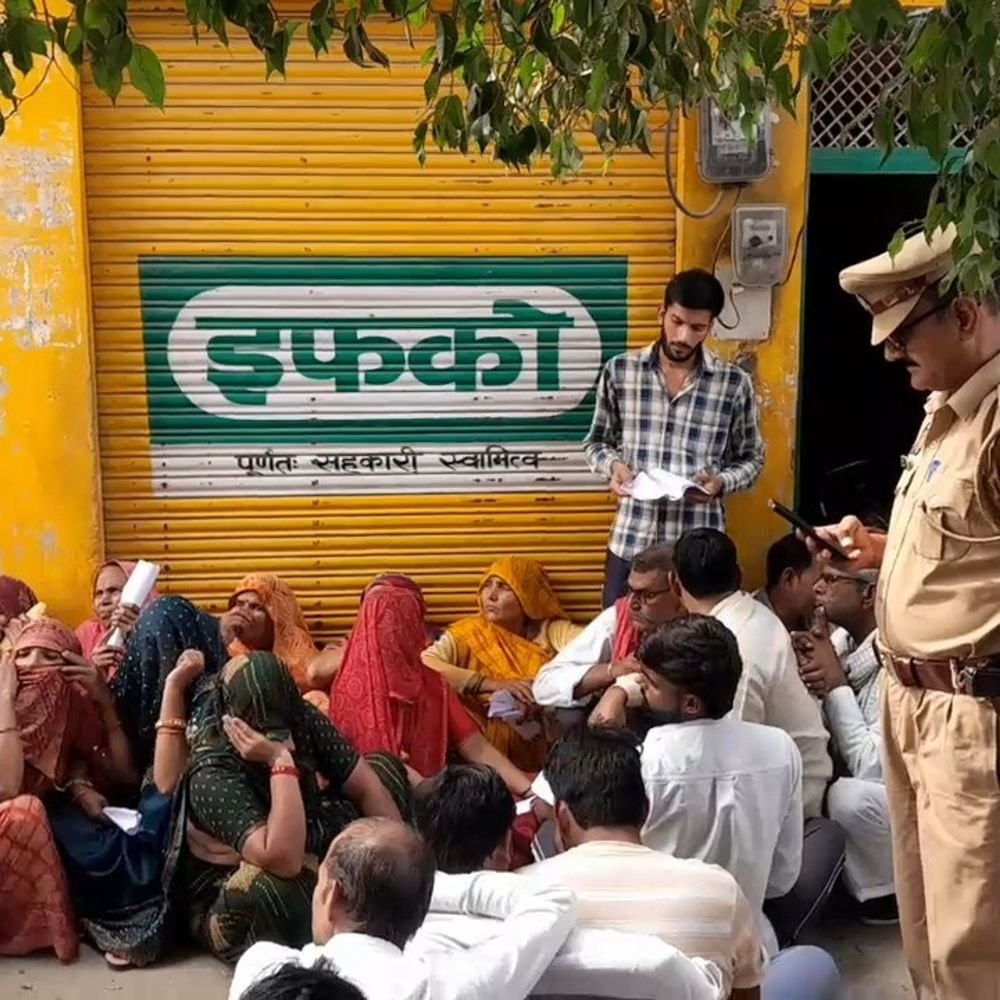 डीएपी के लिए किसान सुबह से कतार में:इफको केंद्र पर 300 से 500 किसान, टोकन 100 से 200 को; सुबह 6 बजे से इंतजार