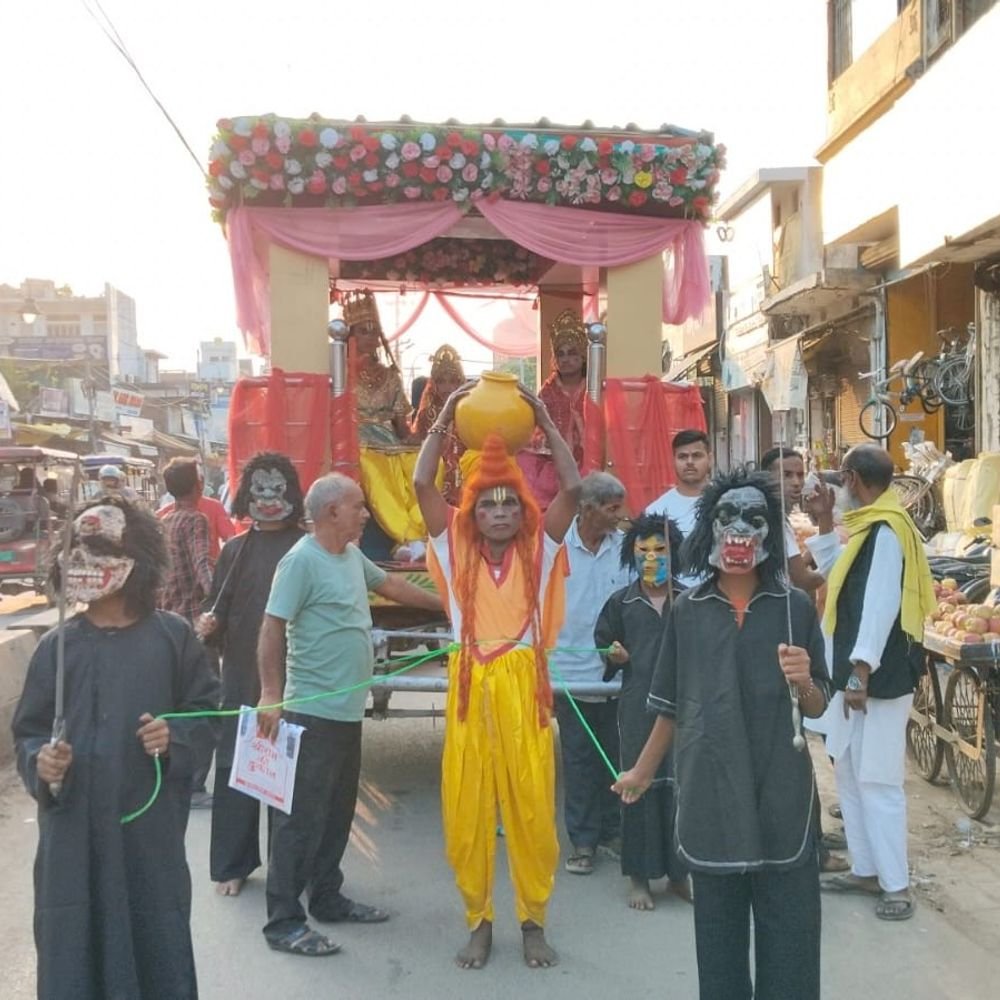 प्रतापगढ़ में 'सीता उत्पत्ति' की झांकी निकाली:रथ पर सवार हुए राजा जनक और रानी सुलोचना, भक्ती में डूबा शहर