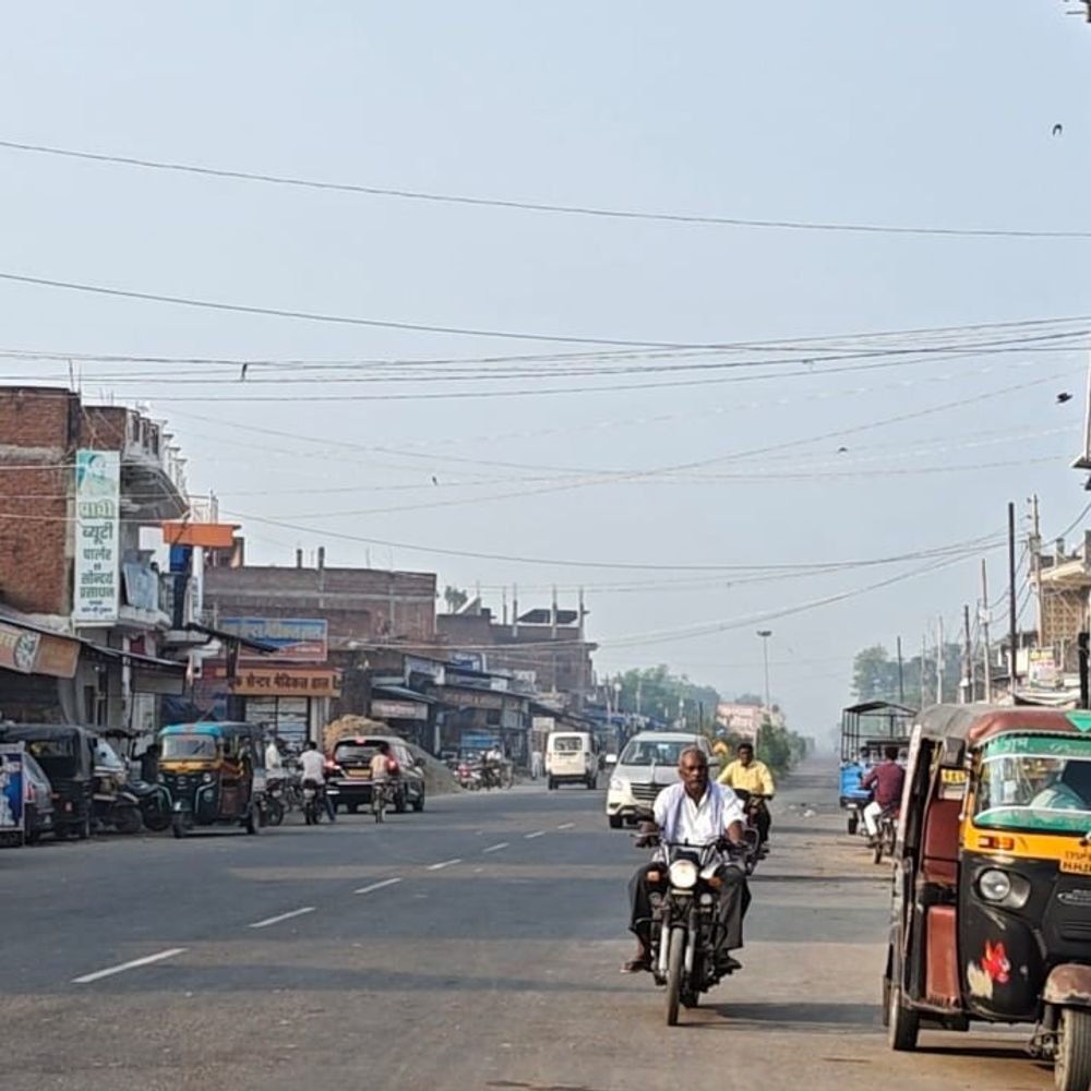 आजमगढ़ में 19 डिग्री पहुंचा न्यूनतम तापमान:सोमवार को भी निकली है बादलों वाली धूप, रात के तापमान में हो रही गिरावट