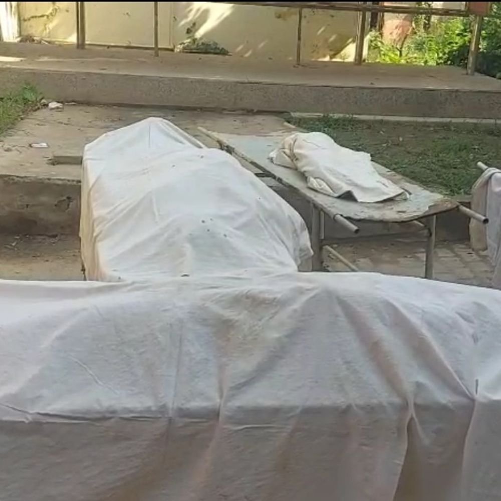 बुलंदशहर में कार पेड़ से टकराई, 5 की मौत:मरने वाले एक ही परिवार के, 3 की हालत गंभीर