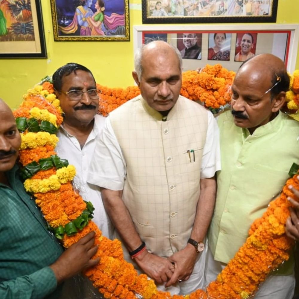 राज्यसभा सांसद धर्मपाल सिंह का 51 किलो फूलमाला से स्वागत:पूर्व जिला महामंत्री रविंद्र लोधी के आवास पर पहुंचे थे