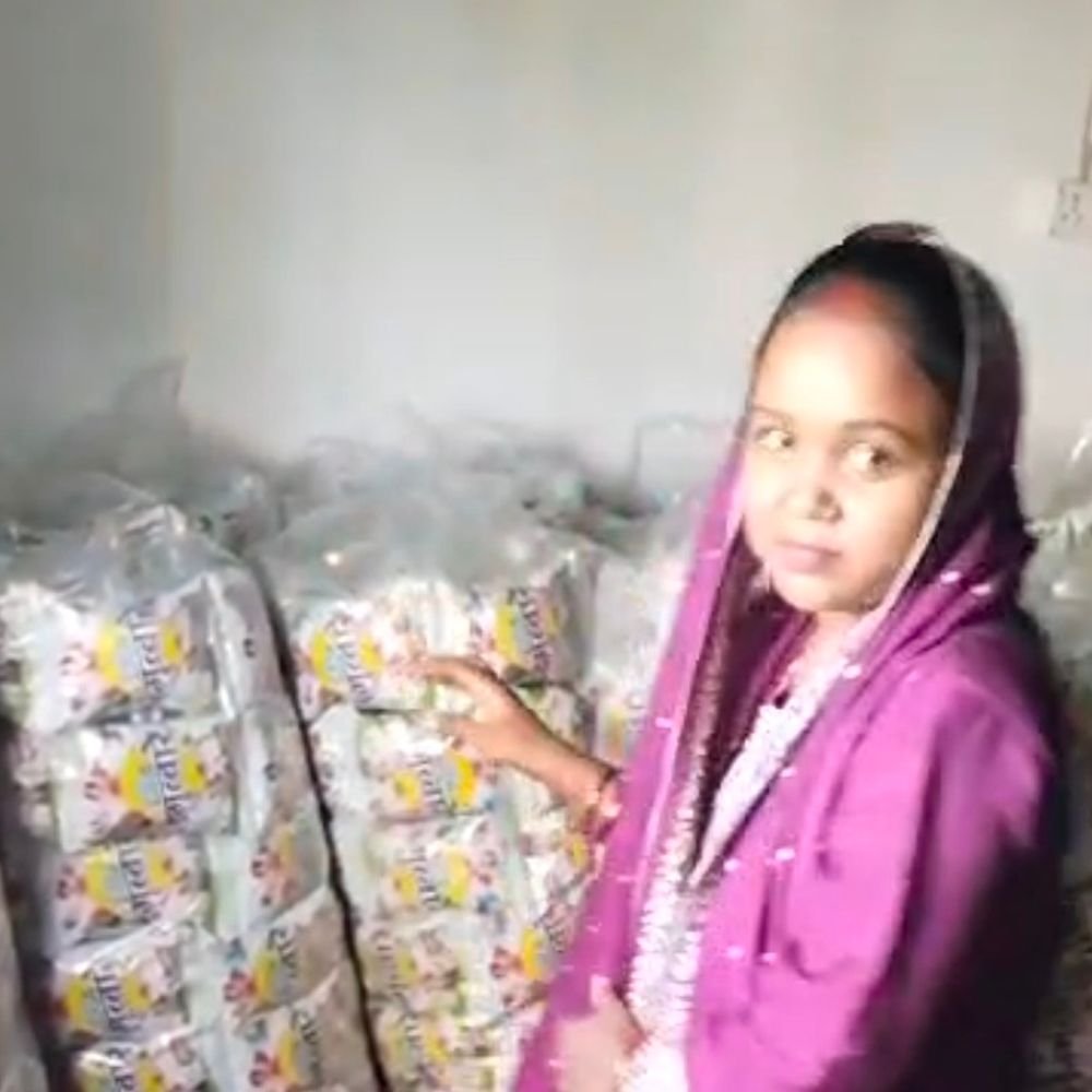 बलिया की कंचन ने कुरकुरे को बनाया बिजनेस:गांव में ही महिलाओं को दिया रोजगार, बोलीं- महिलाओं को सशक्त बनाना है