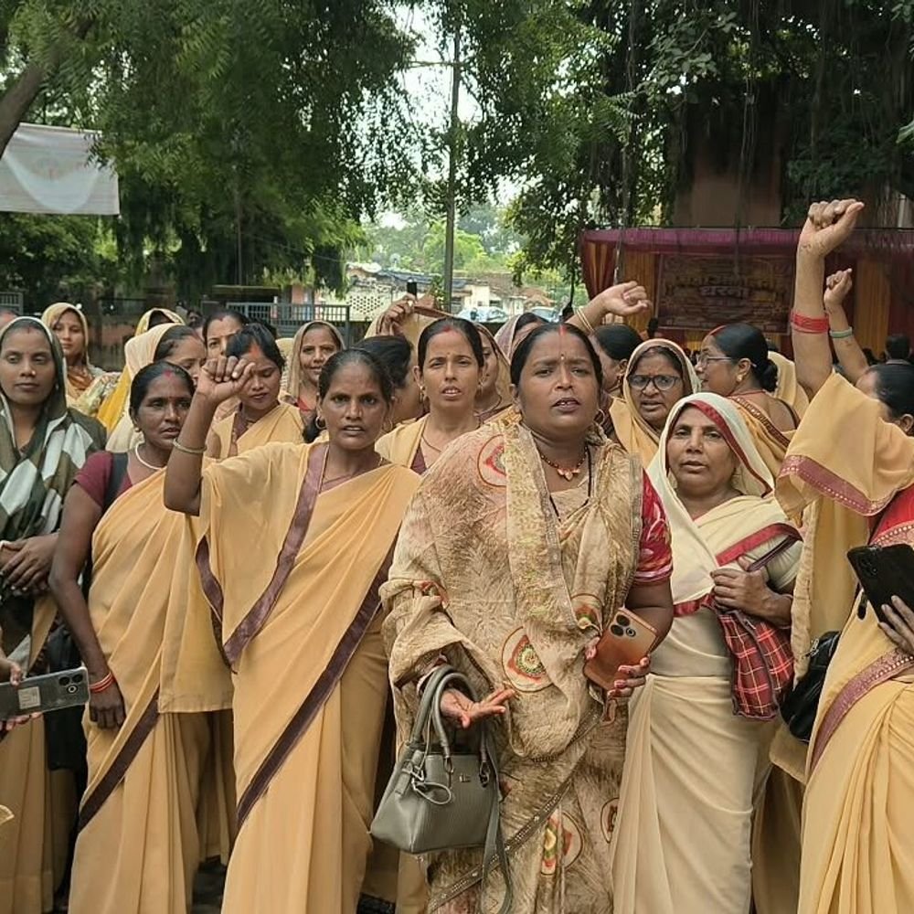 आशा वर्करों ने उठाई 26 हजार मानदेय की मांग:मऊ में सीएमओ को सौंपा ज्ञापन, हड़ताल की चेतावनी