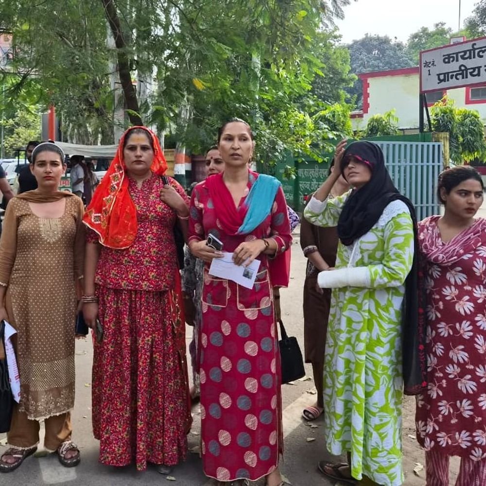 किन्नर का अपहरण कर संबंध बनाने और मारपीट का आरोप:बिजनौर में एसपी कार्यालय पर दी शिकायत, न्याय की गुहार