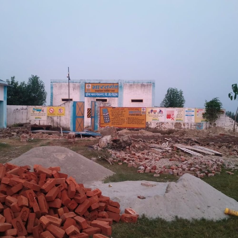 काकोरी में गैस गोदाम से 409 खाली सिलेंडर लूटे:22 हजार रुपए भी ले गए बदमाश, मजदूरों को पीटा, एक को पकड़ ले गए