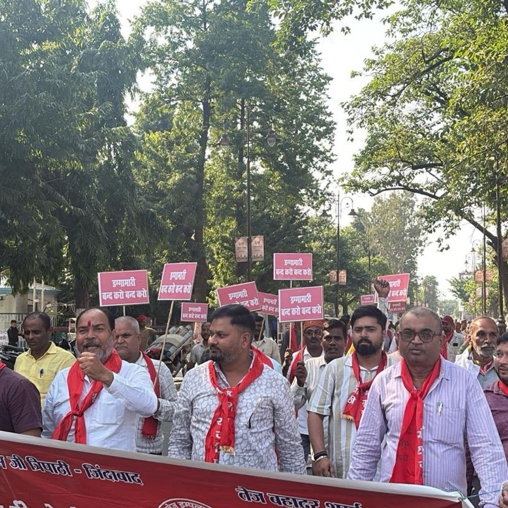 गोरखपुर में रोडवेजकर्मियों का धरना प्रदर्शन:डग्गामार बसों पर रोक लगाने की मांग, सहायक क्षेत्रीय प्रबंधक को सौपा ज्ञापन