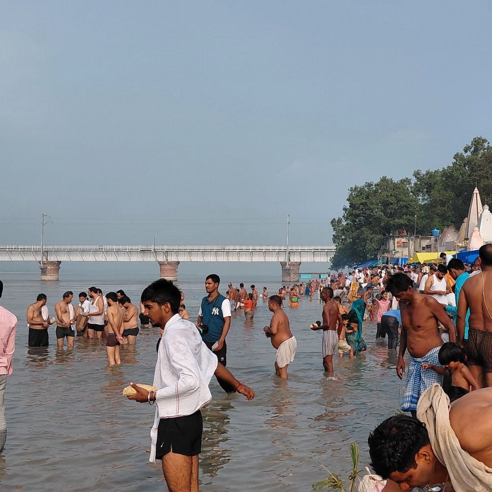 पितृ अमावस्या पर 2 लाख से अधिक ने लगाई डुबकी:6 घाटों पर किया तर्पण, सुरक्षा के लिए पुलिस-प्रशासन अलर्ट