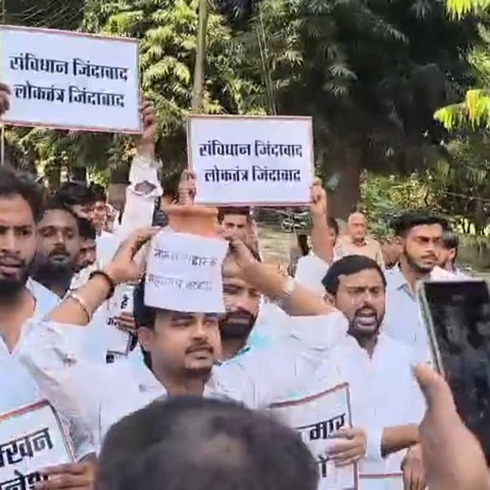 लखनऊ विश्वविद्यालय में समाजवादी छात्र सभा का विरोध प्रदर्शन:CEC ज्ञानेश कुमार का इस्तीफा मांगा , अखिलेश यादव को हिरासत में लिए जाने का विरोध किया