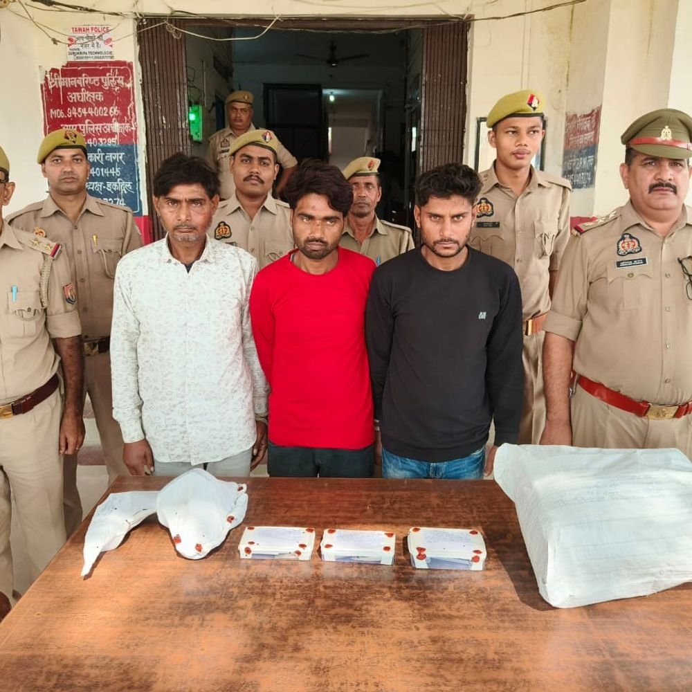 छात्रावास से चोरी के मामले में तीन आरोपी गिरफ्तार:इटावा पुलिस ने मोबाइल, मशीनें, दस्तावेज, कपड़े और 20,100 रुपये बरामद किए