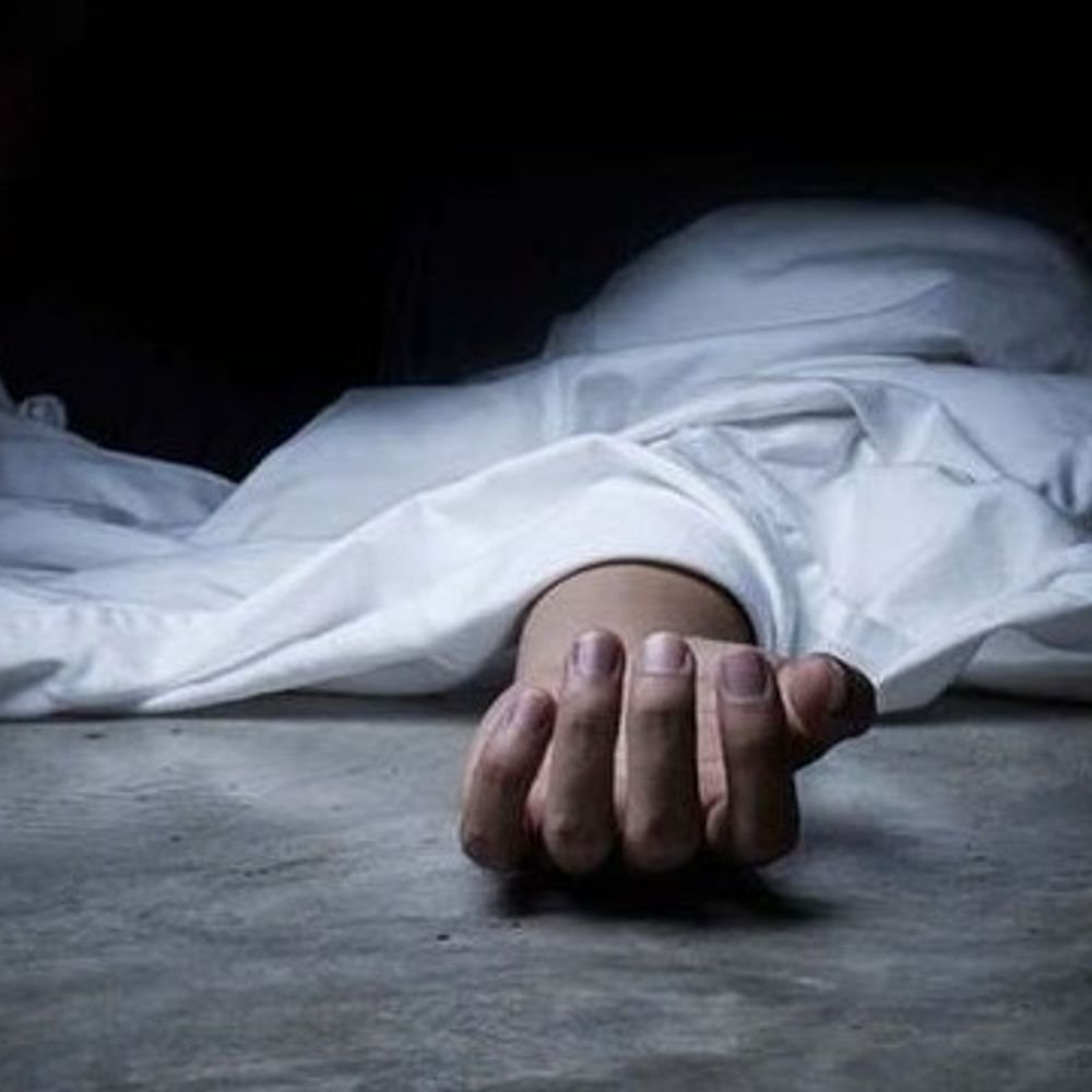 बरेली में बाइक आम के पेड़ से टकराई,युवक की मौत:भांजा गंभीर घायल, 8 महीने पहले हुई थी शादी; पासपोर्ट ऑफिस जा रहा था