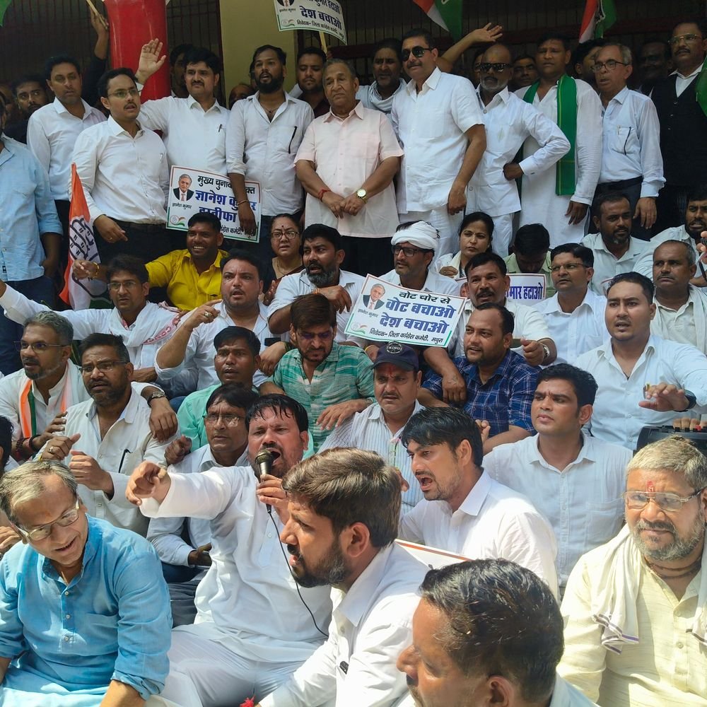 कांग्रेस ने मुख्य चुनाव आयुक्त के इस्तीफे की मांग की:राहुल-प्रियंका की हिरासत और वोट चोरी के आरोप पर दो गुटों के अलग-अलग प्रदर्शन