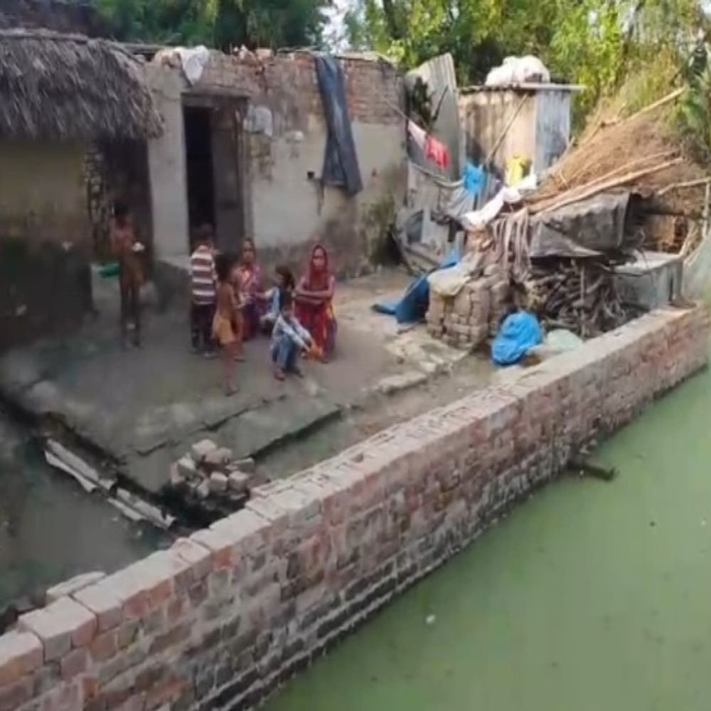 शाहजहांपुर में गली में भरा पानी बना दलदल:लोगों ने बनाया जुगाड़ वाला लकड़ी का पुल, पक्ष-विपक्ष की खींचतान में रुका विकास