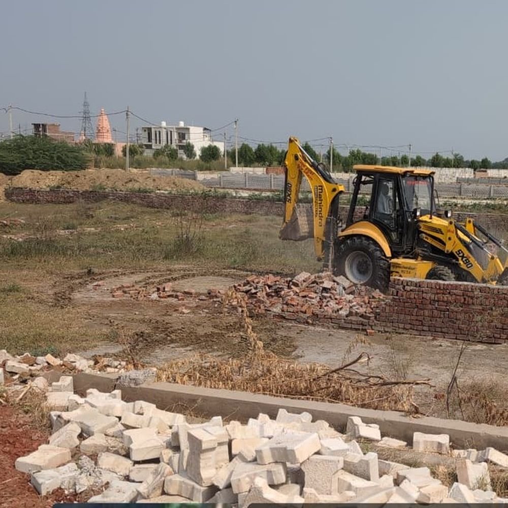 अवैध कॉलोनी पर तीसरी बार चला बुलडोजर:दो बार कार्रवाई के बाद भी हो रहा था विस्तार, बाउंड्रीवॉल, सड़क और भवन ध्वस्त