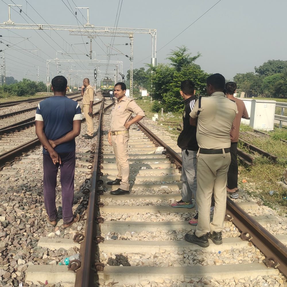 मेजा में रेलवे ट्रैक पर मिला महिला का क्षत-विक्षत शव:RPF की सूचना पर जीआरपी ने शव पोस्टमार्टम के लिए भेजा, पहचान के प्रयास जारी