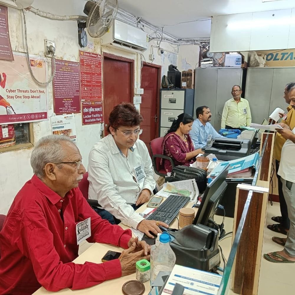 आईडीबीआई बैंक की बिक्री के विरोध में बैंक-कर्मियों का प्रदर्शन:काली पट्टी बांधकर सरकार के फैसले के खिलाफ जताई नाराजगी