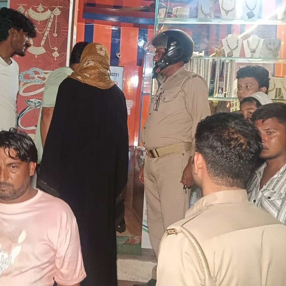 सोने-चांदी की ज्वेलरी पर ग्राहकों का हंगामा:चांदी के नाम पर एल्युमिनियम की ज्वेलरी देने का आरोप